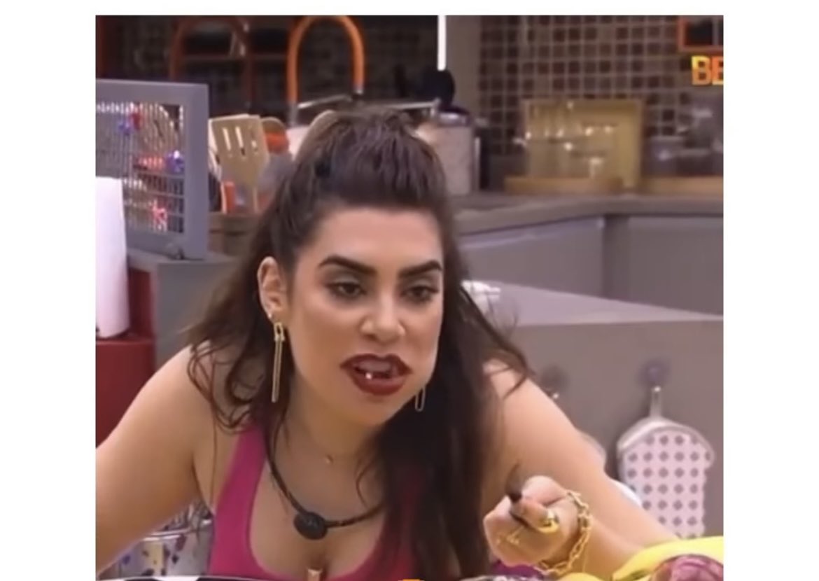 Naiara Azevedo mastiga de boca aberta enquanto conversa - Foto: Reprodução/X