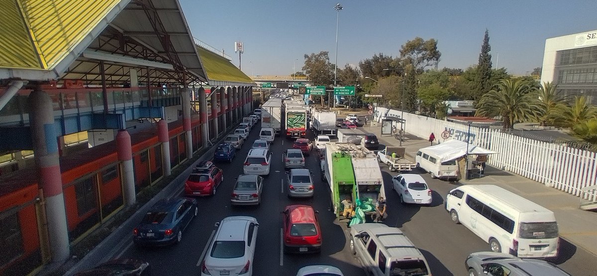 robotdice's tweet photo. Circulación completamente detenida en #av608 a la altura de #villasdearagon los autos están regresando se sobre la propia avenida. Si vienen de Neza o Ecatepec al centro busquen otra alternativa https://t.co/NOTrRbbLcJ