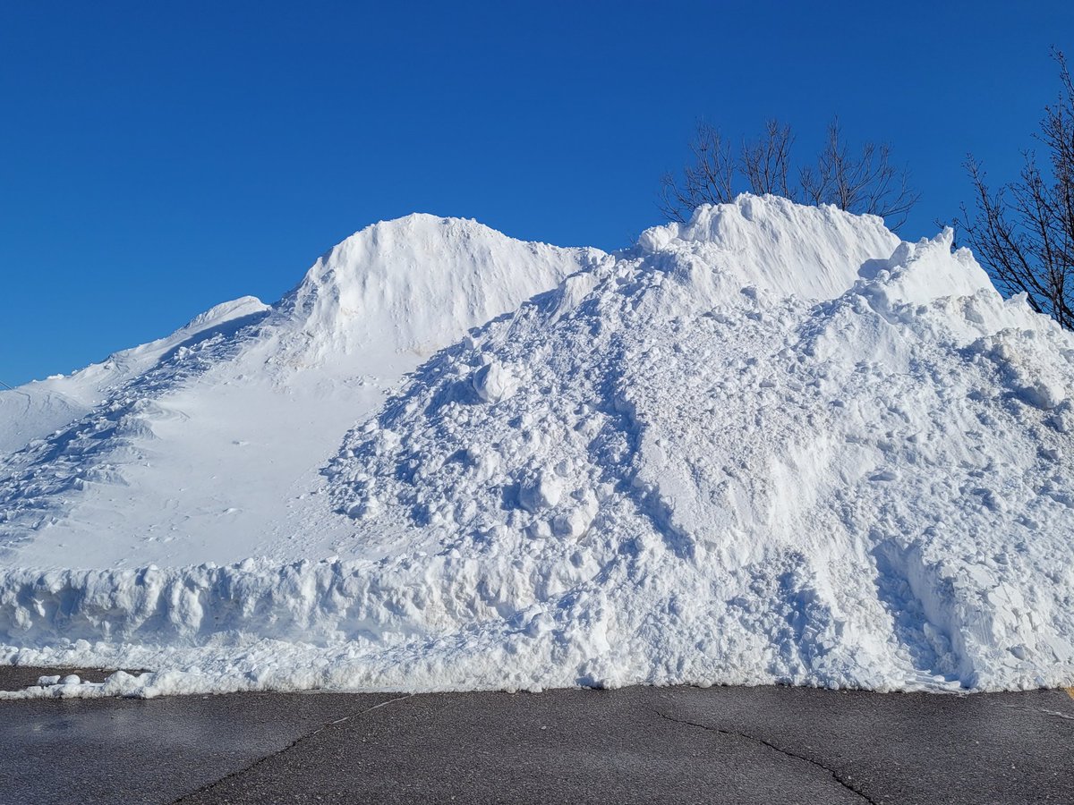 MurphTWN's tweet photo. Mount #Snowmore has returned to @weathernetwork HQ in #Oakville. Sunglasses essential today to protect your eyes from intense glare off the fresh snow. https://t.co/5VU2Pil1ns