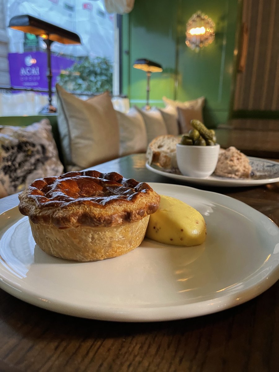 A pie @Wigmore_London or a soufflé @saucebylangham, which are you choosing? ✨
