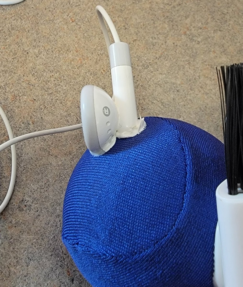 idubbs's tweet image. Darn you #BizTalkServer stress ball.
Hidden in a desk drawer eating nearby plastic. @High_Monkey, Apple ear buds, flashlights and more.
#science