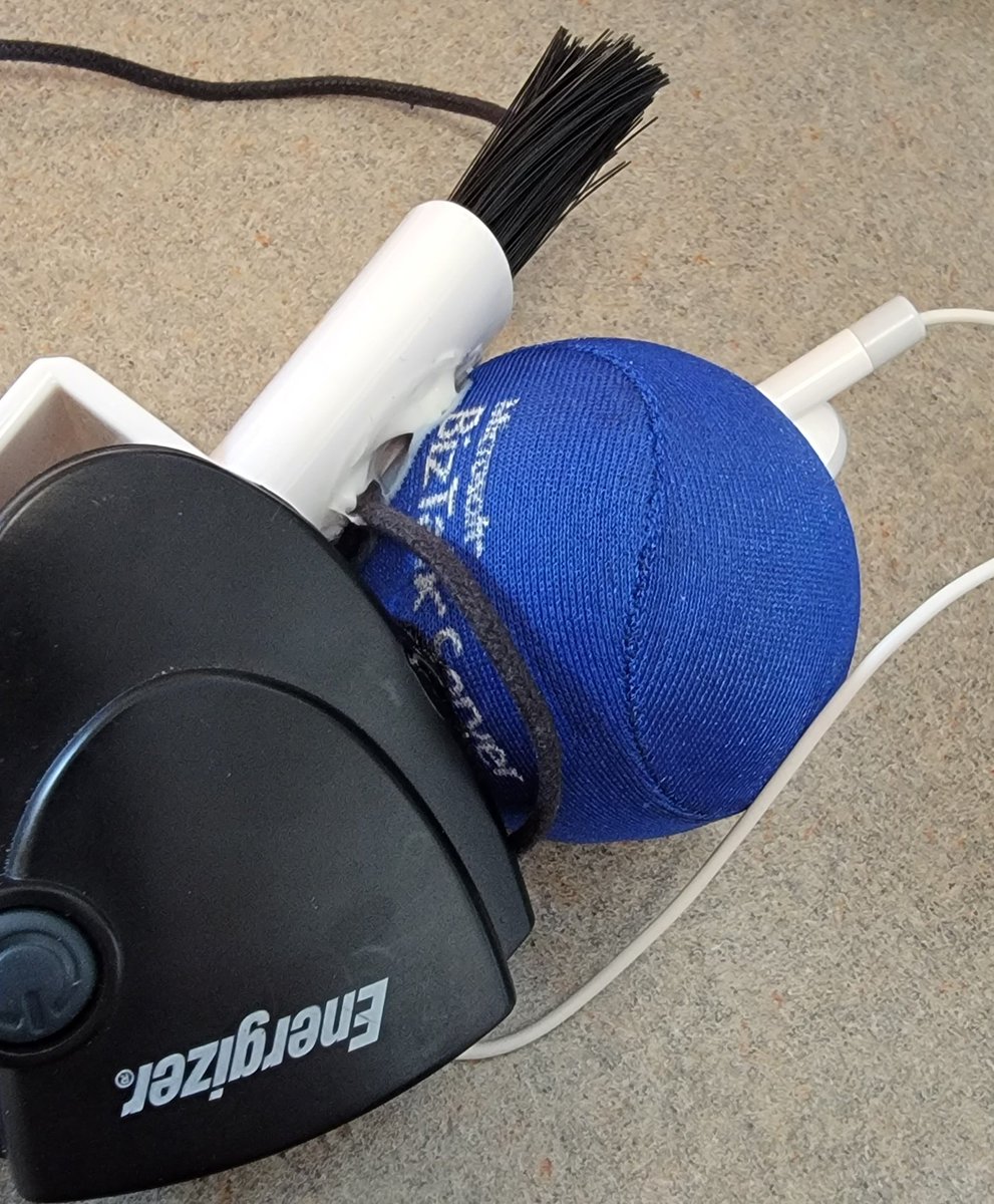 idubbs's tweet image. Darn you #BizTalkServer stress ball.
Hidden in a desk drawer eating nearby plastic. @High_Monkey, Apple ear buds, flashlights and more.
#science