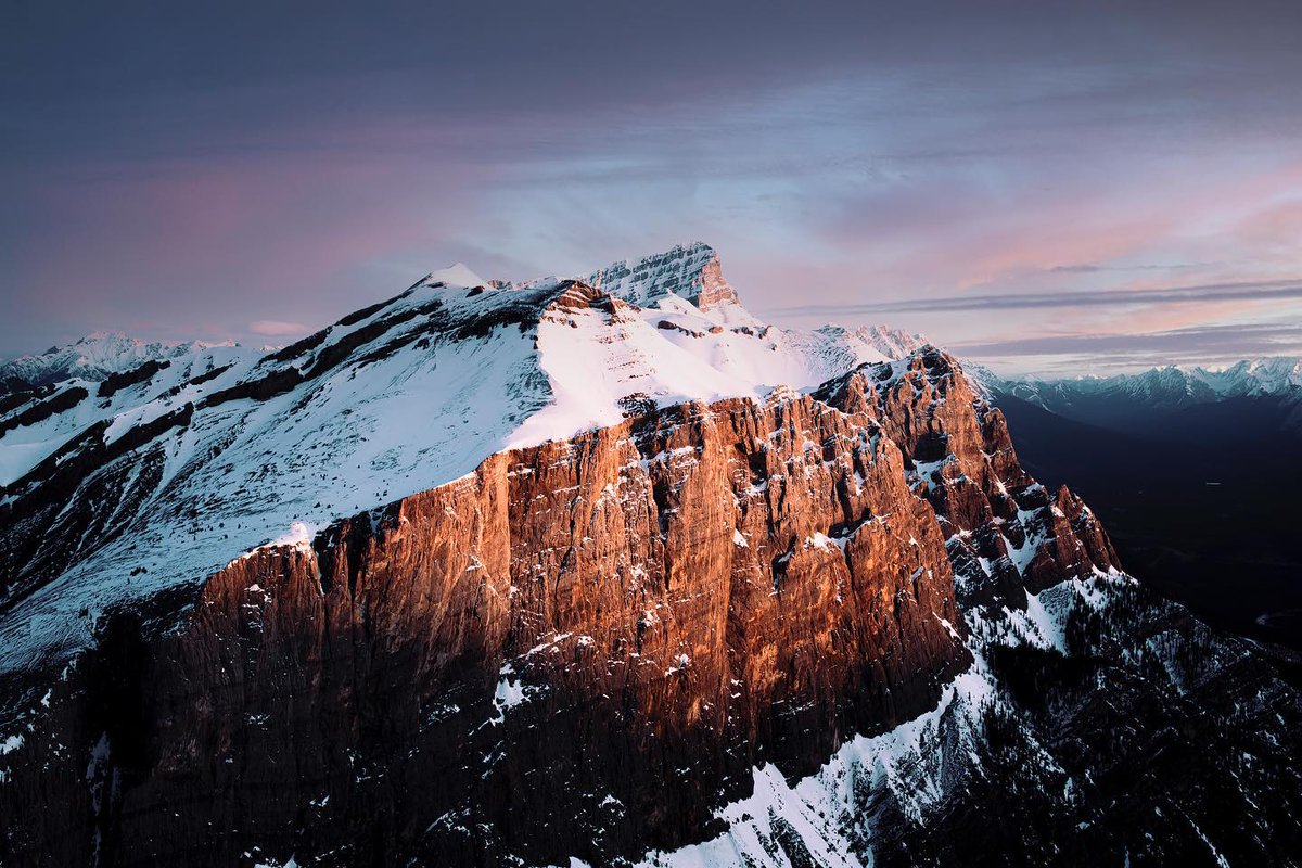 Ha Ling Peak views have us like 🤩 😍 

Plan your epic winter adventure in K-Country and experience views like this: bit.ly/2AEBhdk

📸 IG: shaunlkramer | #ExploreCanmore #ExploreKananaskis