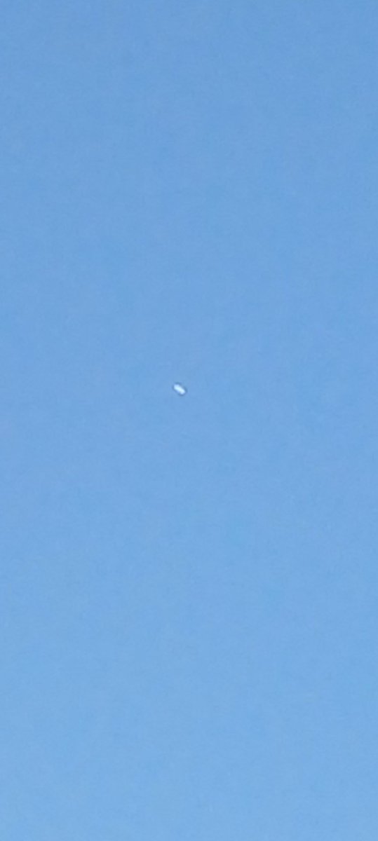 satcer's tweet photo. Esta mañana en observe un objeto suspendido en el cielo de Panama Pacifico. Logre fotografiarlo con el celular antes que se alejara a gran velocidad. Alguna idea de que pudiera ser??
#ufo #ovni #tictac #panamapacifico #panama https://t.co/szvgoMrr2D