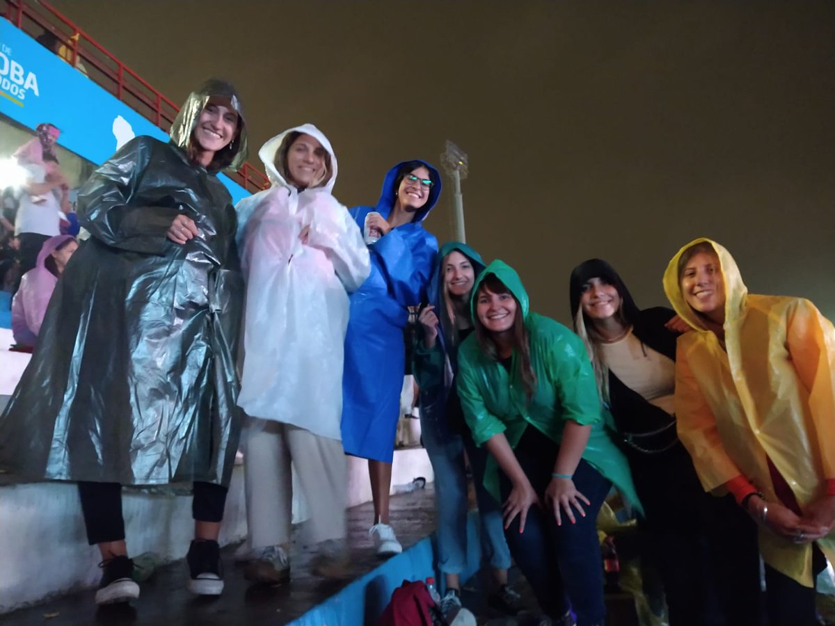 FranTognarelli1's tweet photo. * Luciano Pereyra cantqnto bajo una lluvia torrencial * * las gordas * https://t.co/4vbKt4hgT6
