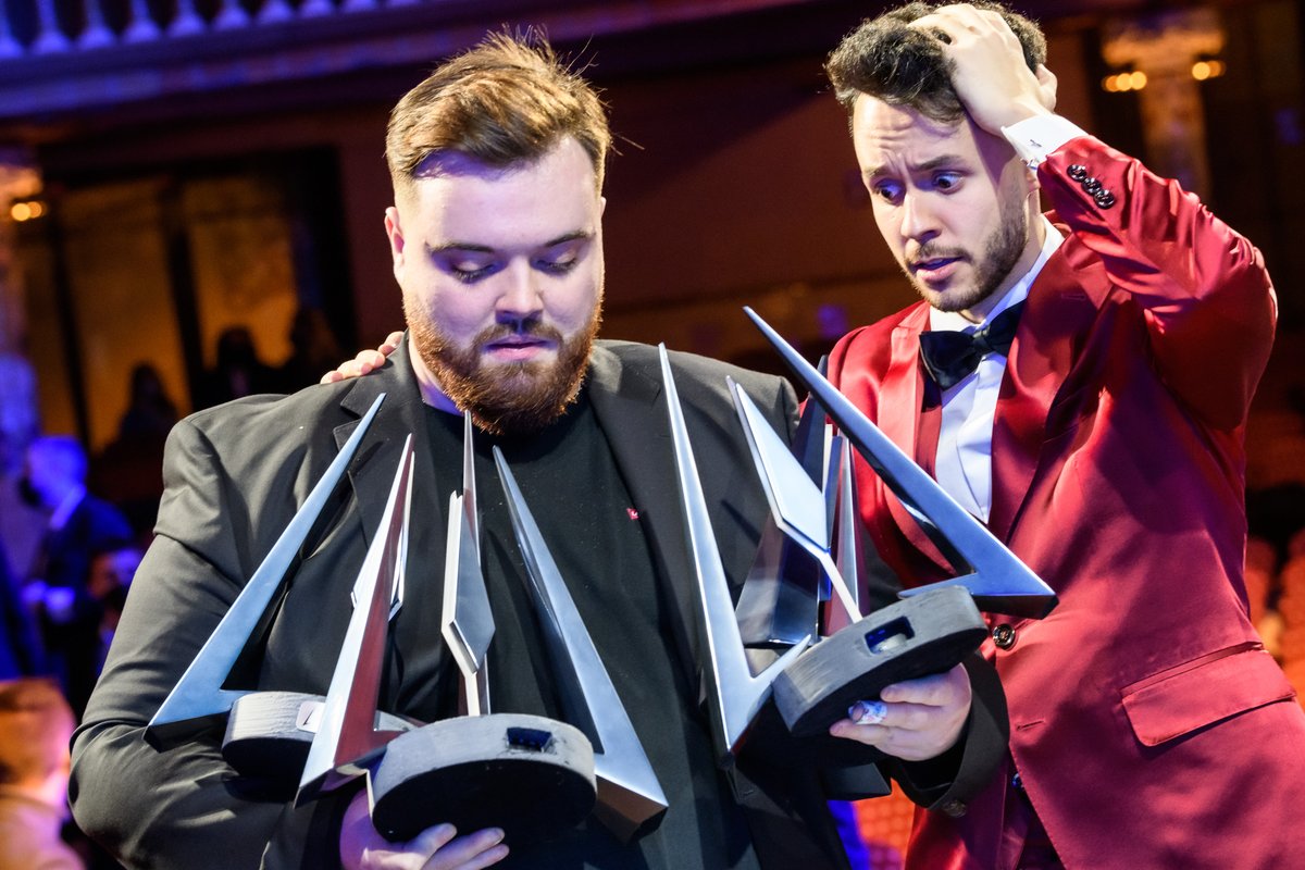 PremiosESLAND's tweet image. Algunos momentos más de la noche... ¡No tenemos palabras! Y está claro que a @IbaiLlanos le faltan manos para tantos premios.  #ESLAND