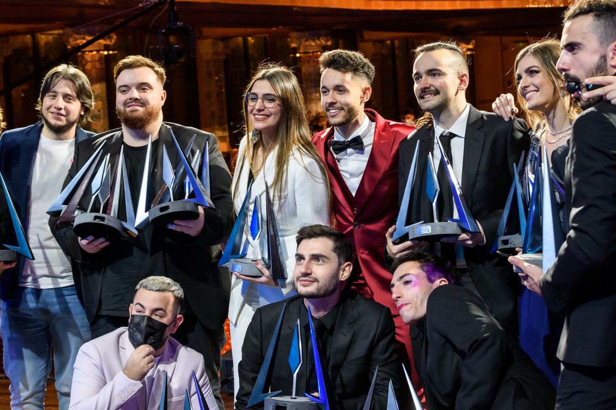 PremiosESLAND's tweet image. Algunos momentos más de la noche... ¡No tenemos palabras! Y está claro que a @IbaiLlanos le faltan manos para tantos premios.  #ESLAND