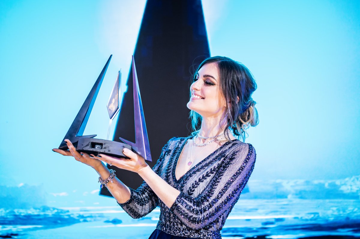 PremiosESLAND's tweet image. Algunos momentos más de la noche... ¡No tenemos palabras! Y está claro que a @IbaiLlanos le faltan manos para tantos premios.  #ESLAND