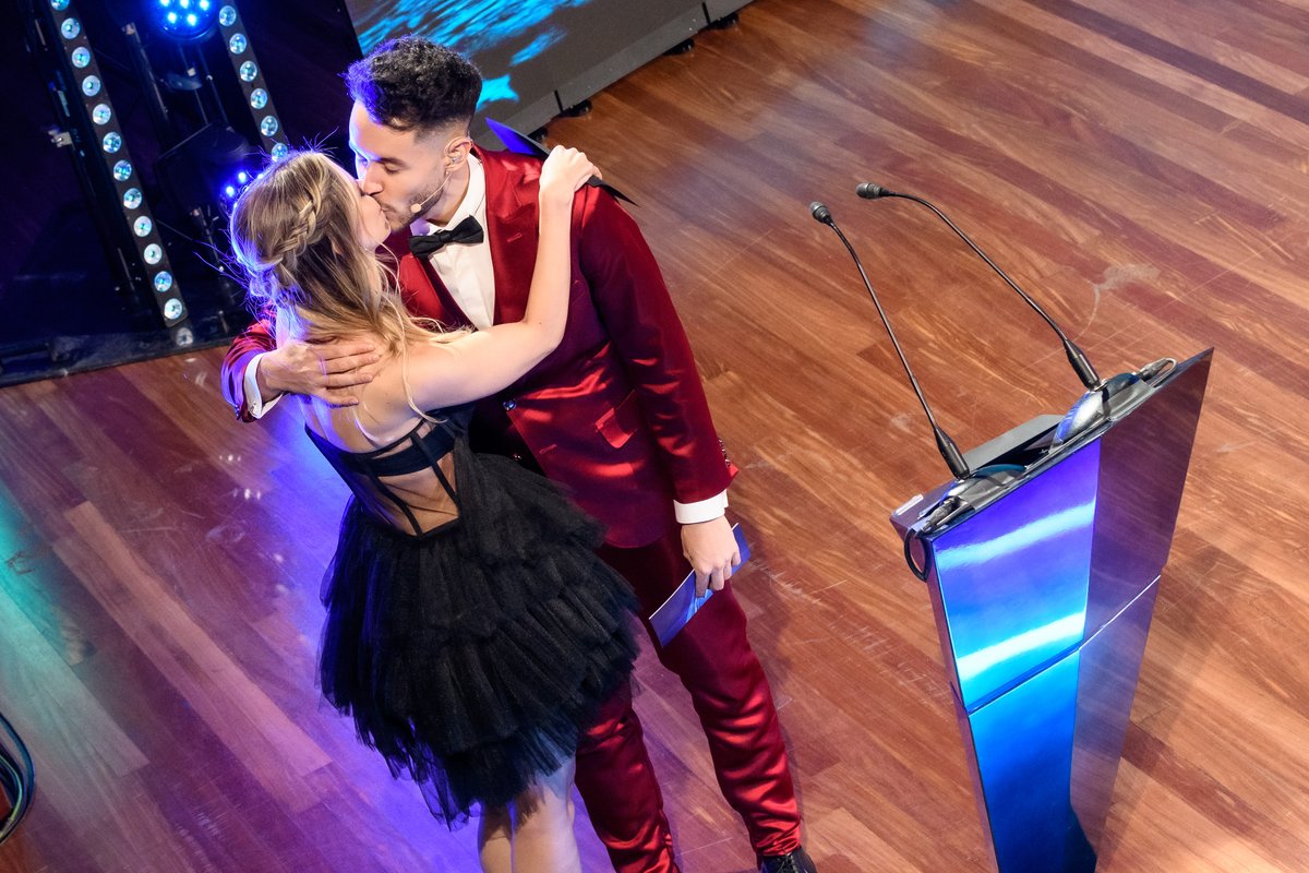 PremiosESLAND's tweet image. Algunos momentos más de la noche... ¡No tenemos palabras! Y está claro que a @IbaiLlanos le faltan manos para tantos premios.  #ESLAND