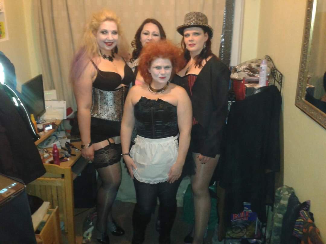 SianAndrews's tweet photo. Throwback to the time we went to @rockyhorroruk in -2 weather and inches and inches of snow that ruined my shoes. 9 years ago!!!! @lavercombe #thatwascold #rockyhorrorshow https://t.co/OwNKVGbLh5
