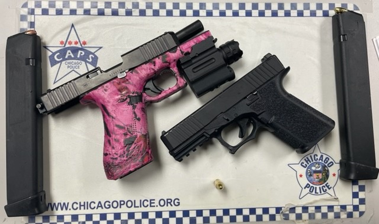 PoliciaChicago's tweet photo. Un hombre de 25 años fue arrestado por oficiales de @ChicagoCAPS01 durante una parada de tráfico en la cuadra 600 S. Wabash. El hombre, un delincuente convicto, fue encontrado en posesión ilegal de narcóticos y armas de fuego. Se aprobaron los cargos graves. ¡Buen trabajo! https://t.co/O7busuzCgh