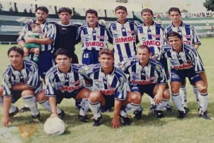 NostalgiAscenso's tweet photo. Saltillo Soccer, Invierno 99
Izquierda a derecha
Arturo Carmona, Rolando Silva, Israel Collazo, Jair García, Luis Batalla, Víctor (Niño) Cendejas,
Abajo
Saúl Salcedo, Erick Guillén, Juan C. Barrón, Jesús Moreno, Víctor Rodríguez.
Agradecimiento a HR Silva. https://t.co/cSHkzfw6ez