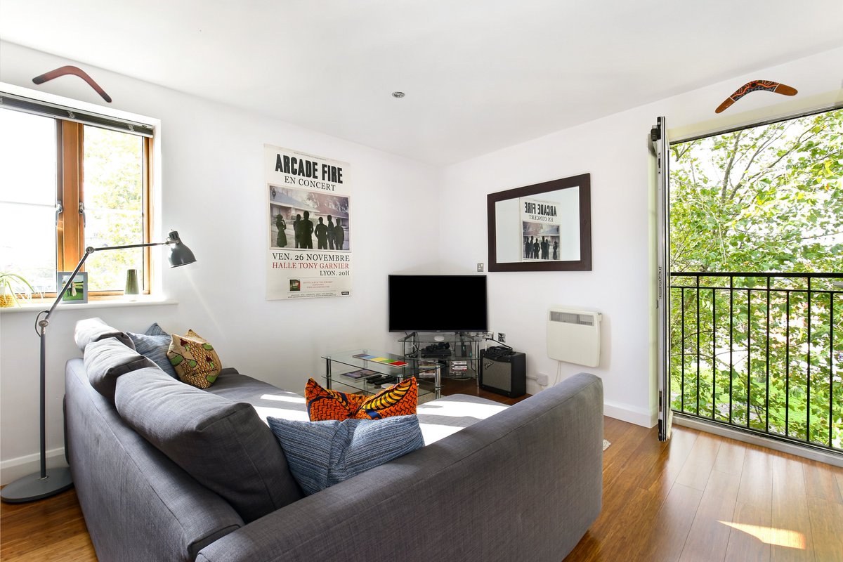 KHBishopston's tweet photo. New to market! A stylish two bedroom apartment located in the Old Market area of the city, on Braggs lane. For more information or to book a viewing, please call 0117 909 4400.
#Bristol #Apartmentliving #oldmarket #citycentre https://t.co/hI1EhlJ75W
