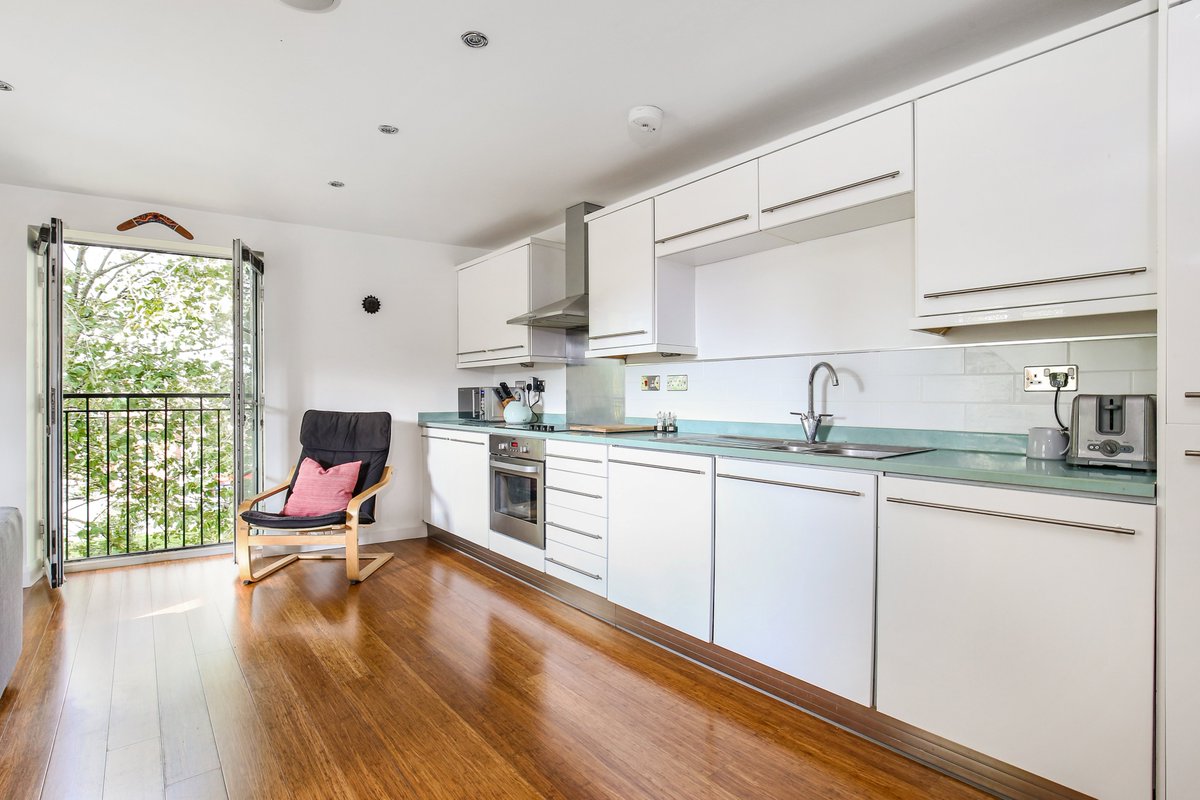 KHBishopston's tweet photo. New to market! A stylish two bedroom apartment located in the Old Market area of the city, on Braggs lane. For more information or to book a viewing, please call 0117 909 4400.
#Bristol #Apartmentliving #oldmarket #citycentre https://t.co/hI1EhlJ75W