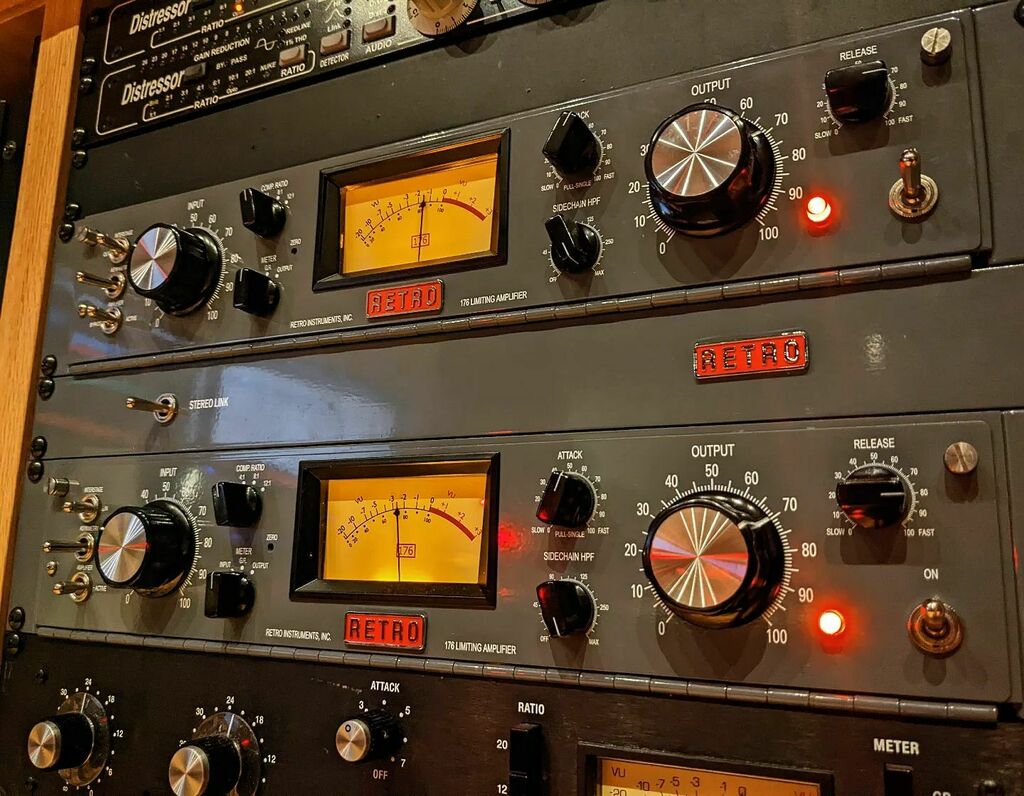 176? I think I'm in love! 😍 Retro
has created an absolute monster bringing the OG 1176 back to life bigger and better than ever. These things are THE MOJO box. I've only had them a short time but they're quickly becoming my desert island comps.

I me… instagr.am/p/CY4Oyp5LxLf/