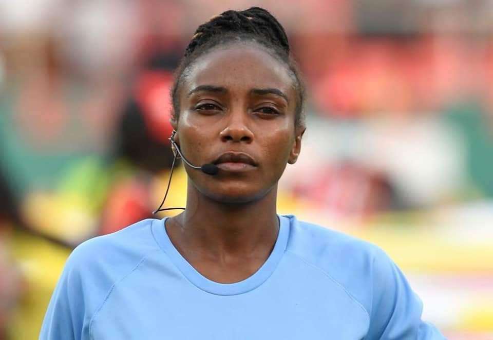 Ledawa's tweet image. Pour la première fois de l'histoire, un quatuor entièrement féminin va arbitrer un match de la CAN. La rencontre Zimbabwe-Guinée Conakry sera dirigée par la Rwandaise Salima Rhadia Mukansanga. La Camerounaise Carine Atemzabong (en rouge) et la Marocaine Fatiha Jermoumi
