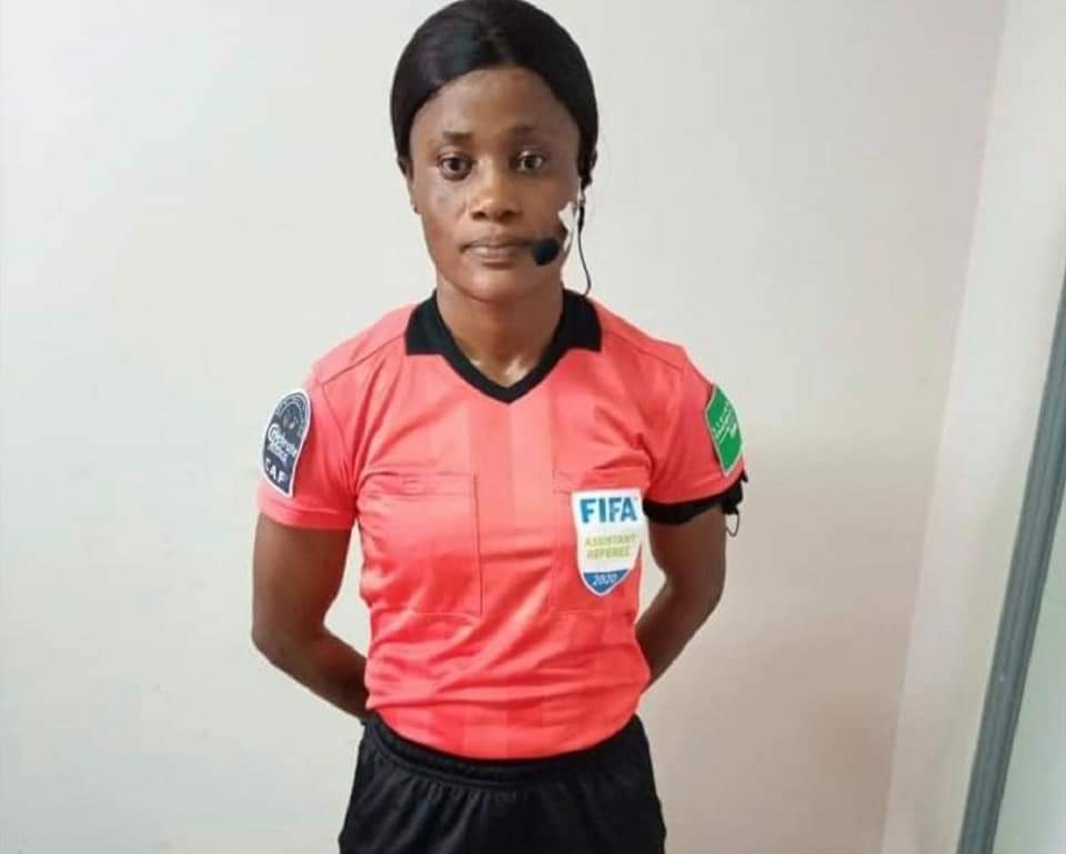 Ledawa's tweet image. Pour la première fois de l'histoire, un quatuor entièrement féminin va arbitrer un match de la CAN. La rencontre Zimbabwe-Guinée Conakry sera dirigée par la Rwandaise Salima Rhadia Mukansanga. La Camerounaise Carine Atemzabong (en rouge) et la Marocaine Fatiha Jermoumi