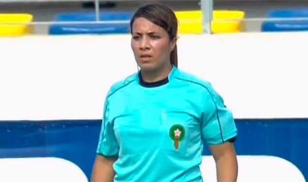 Ledawa's tweet image. Pour la première fois de l'histoire, un quatuor entièrement féminin va arbitrer un match de la CAN. La rencontre Zimbabwe-Guinée Conakry sera dirigée par la Rwandaise Salima Rhadia Mukansanga. La Camerounaise Carine Atemzabong (en rouge) et la Marocaine Fatiha Jermoumi