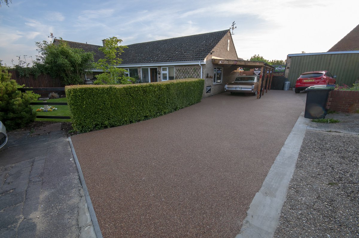 Resin-bound gravel over the client's existing drive. Most cost-effective option for rejuvenating the front of his property. 💯👌
#Landscaping #landscapedesign #driveway #resin #Cambridgeshire