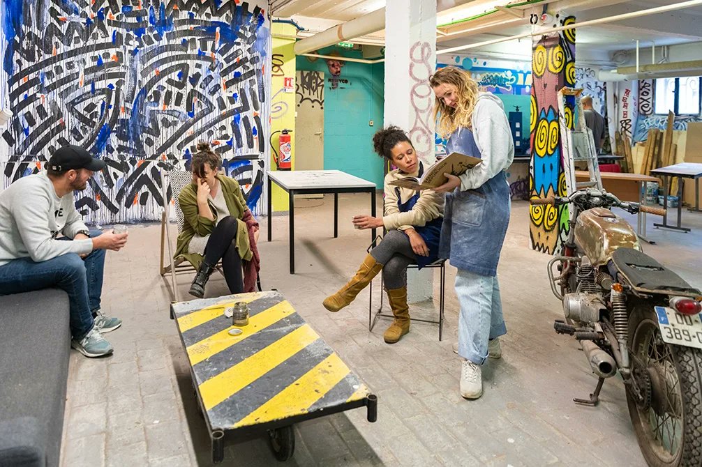 Alternatif_Mag's tweet photo. Vianney Daltes nous ouvre les portes de L’Alternateur (LE nouvel eldorado des artistes de la métropole lilloise) pour nous présenter le lieu, son travail et certains de ses collègues https://t.co/89y2cAfEuK 🖌️ #Alternatif #Magazine https://t.co/tnRK4uZlxj
