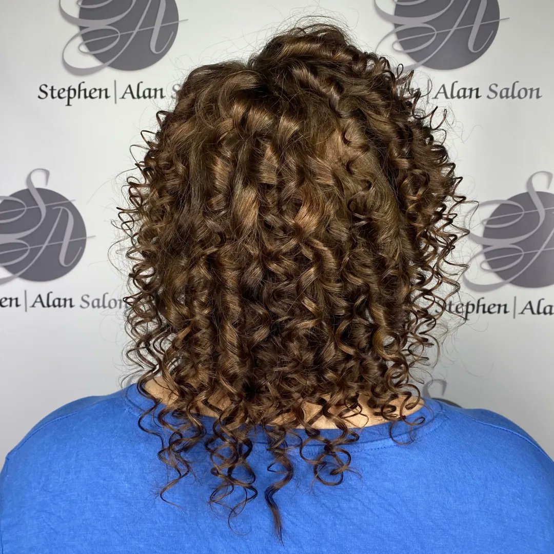 Our perfect curls anti-frizz treatment helps to eliminate frizz and improve the condition of your hair while still maintaining your natural curls! This service lasts up to 3 months 🌟 Perfect curls by Hannah!
