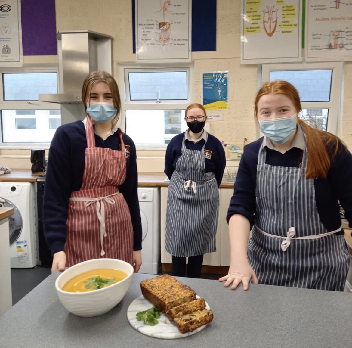 PobalscoilD's tweet photo. Seachtain 3... Veganuary.
Scolairí na hIdirbhliana ag cócaireacht Anraith Práta Milis agus Arán Choirce. #veganuary #biaplandaí #glas #Inbhuanaitheacht #sárbhia #folláin 🥔 🥣 🍞 😋 https://t.co/fgOg83mQLC
