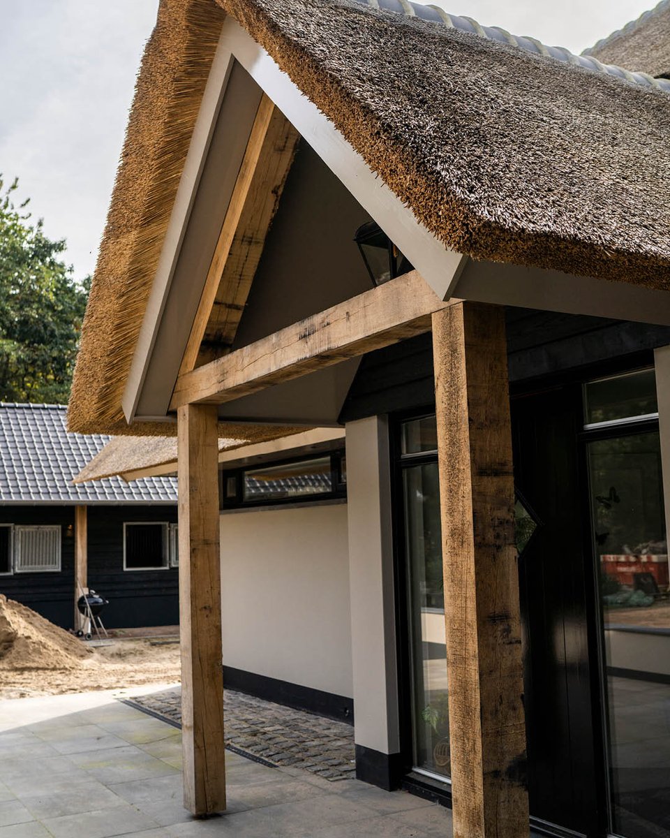 De combinatie van een houten constructie en een rieten dak straalt altijd veel warmte uit. Wilt u dit ook in uw huis en wilt u meer weten? Neem dan contact met ons op: info@derietdekker.nl. #derietdekker
