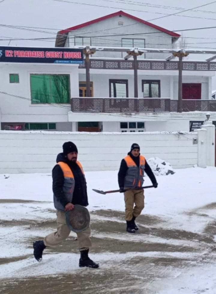 jamilnagri's tweet image. #GilgitBaltistan tourist police personnel throwing soil over snowy roads in #Skardu to make roads safer for traffic,good example of policing in Pakistan.
Amid freezing temperature police personnel busy in their duties
@GBPolice1422