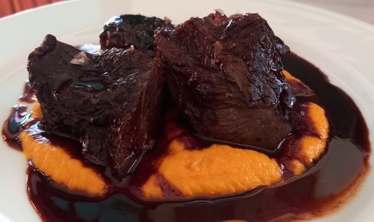 Dinats al bar restaurant Soma. 
Extraordinaris els musclos farcits de ricotta i tomàquet confitat.