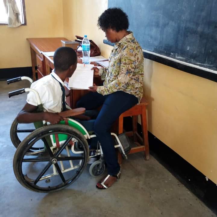 SylviaRuambo's tweet photo. Hawezi kuongea, kutembea, wala kutumia mikono. Anatumia kichwa tu. Amemaliza kidato cha nne na kupata Div I.12. Nafurahi kuwa sehemu ya safari yake kielimu. Hongera Tino, hongereni walimu wenzangu! Mungu nni mwema!
#Ichoosetobeinclusive https://t.co/gmVdWyZn0T