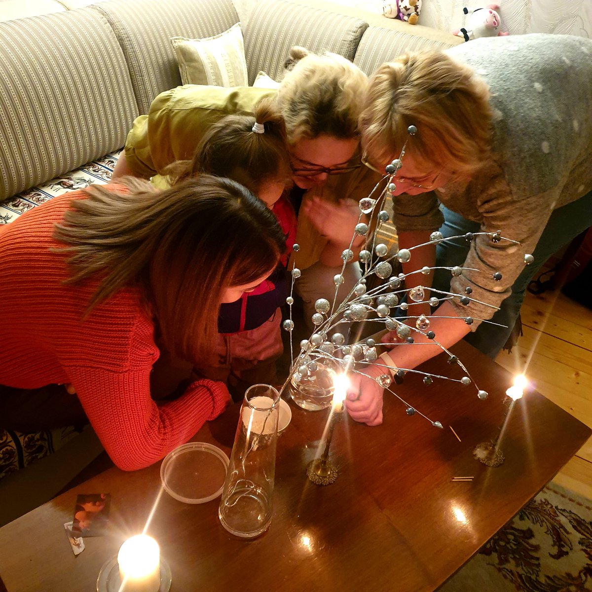 Раз в крещенский  вечерок девушки гадали.