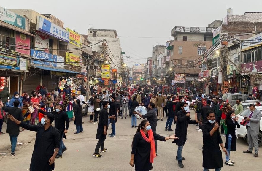 Govindk100's tweet photo. कोरोना में सावधानी ही बचाव है।
कोरोना वायरस के विषय में जागरूकता हेतु @AsmitaTheatre ने द्वारका क्षेत्र में नुक्कड़ नाटक किए। 
#Corona नाटक में संक्रमण से रोकथाम हेतु सावधानियां, मास्क पहनने, हाथ धोने, सोशल डिस्टेंसिंग और वैक्सिन के बारे में बताया गया। 
#CoronaVirus @DCPDwarka https://t.co/8lm9pxYbO3