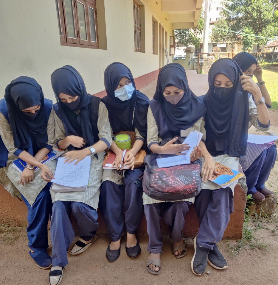 Raza_AKhan's tweet photo. Dear Principals/HMs
🔻Will u ask Sikh students to take out turban?
🔻Will you ask Hindu students to remove bindi?
🔻Why do you force Muslim girls to remove head scarves?
▪️It’s shameful, inhuman &amp; unconstitutional.

Girls say #HijabisOurRight 

@NCWIndia @NCM_GoI @India_NHRC https://t.co/SFRWoDumlc