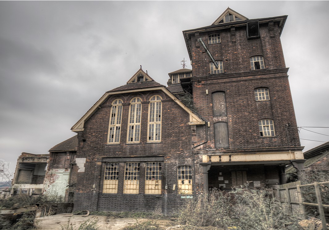 SAVEtoReuse's tweet photo. 🤩WONDERWALL WEDNESDAY 🌠The Tolly Cobbold Brewery, Ipswich 🍺 Built in 1896 to designs of architect William Bradford, this dramatic hip-roofed building is listed grade II but is still awaiting restoration plans🏗️ See the full story here➡️https://t.co/CwvnbAhy9v https://t.co/1VmuY0x7k0