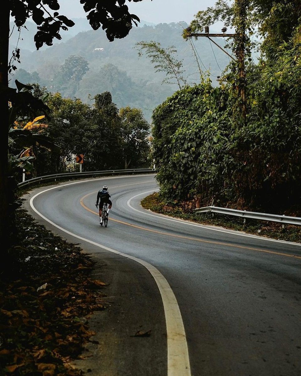 CyclingLocation's tweet image. What a fascinating location! 🤩 
📍 Chiang Rai, Thailand
via @ong.cc 📷

#cyclinglocations #cyclingphotos