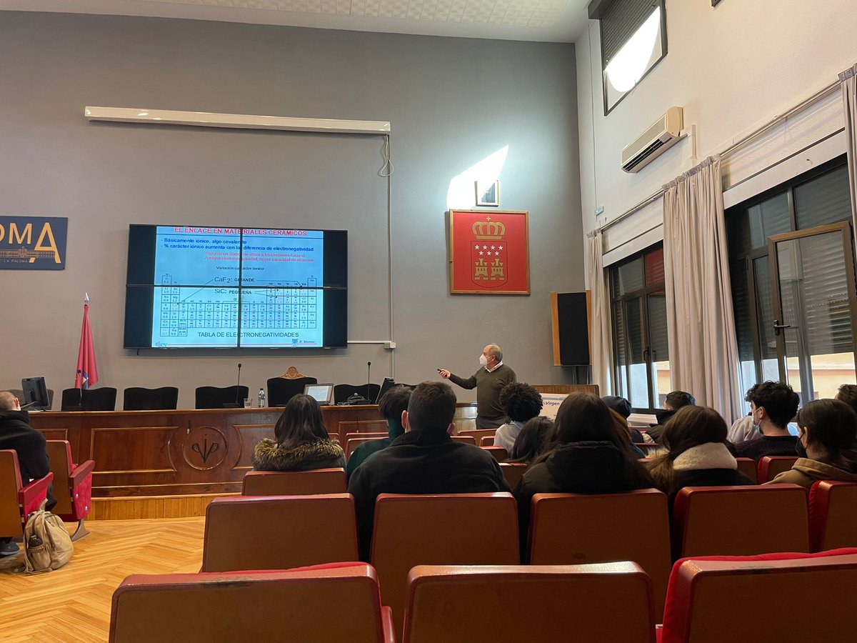 materlandfct's tweet photo. Los días 13 y 17 de enero Rodrigo Moreno, @icvcsic ha explicado en los colegios @nazaretoporto e IES Virgen de la Paloma qué son los #coloides y #materialescerámicos y el proceso de #fabricacióndecerámica
Proyecto FCT-20-15783 @FECYT_Ciencia #Materland 
Gracias profesor! https://t.co/dqoB97dx5b