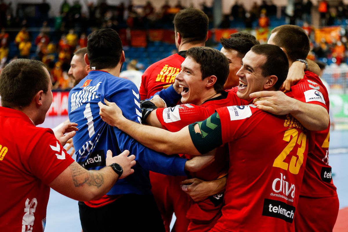 Así de contento estaba nuestro Vujović al conseguir el pase a la Main Round con Montenegro 🇲🇪 en el #ehfeuro2022 🤾‍♂️

#GuerreroNavero 🔴⚪