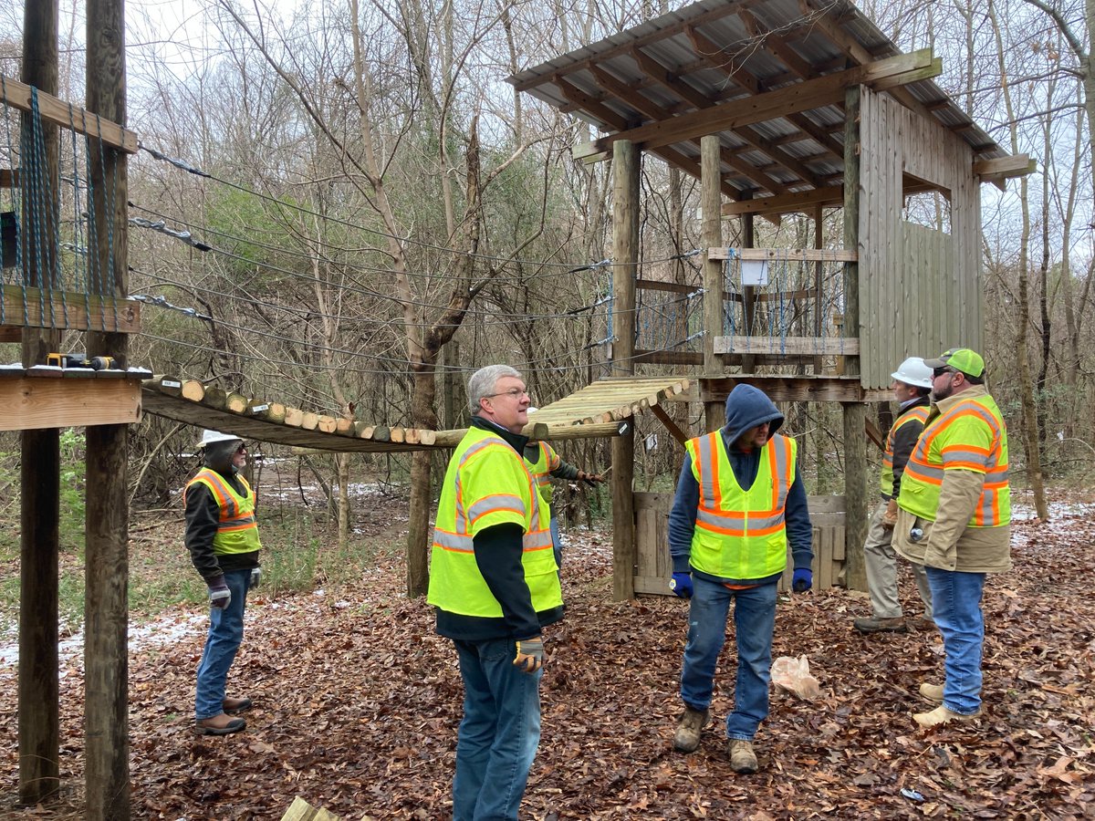 NewHopeMemphis's tweet image. For the third year in a row, we have welcomed volunteers from @LehmanRoberts to help groom our campus. They cleared brush on the sports and recreation field, prepared the Urban Farm and Forest, and made repairs to our treehouse. Thank you to their team!  #MLKDaysofService