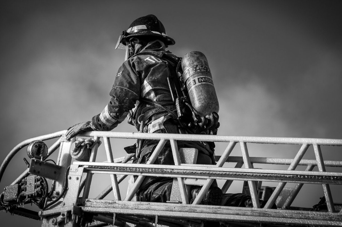 Gta911M's tweet photo. Thank you to all of the amazing firefighters &amp; first responders that where operating under such brutal temperatures on scene of the 4th alarm structure on Shaw St 

📸:01/15/2021 Matthew 

@Toronto_Fire @ChiefPeggTFS #torontofire #torontofireservice #tfs #toronto #firefighting https://t.co/zOiHiMOW9F