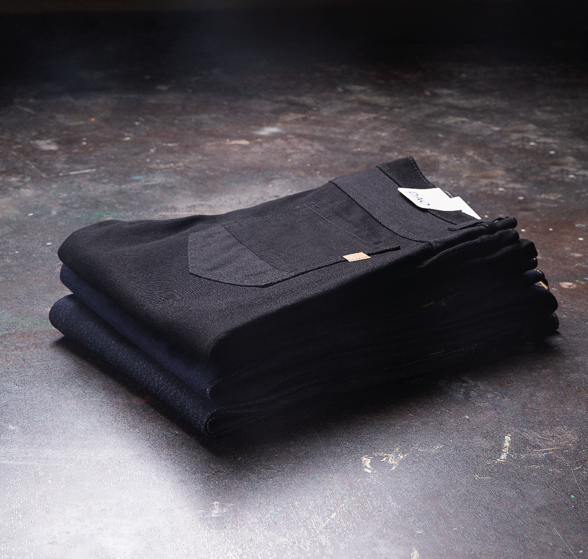 Un Dao c'est, des centaines d'opérations de la coupe, en passant par la confection jusqu'au contrôle qualité. Ces étapes doivent être réalisées avec soin pour provoquer au sein de l'atelier (et on l'espère chez vous) une sensation de satisfaction.

#daodavy #madeinfrance #jeans