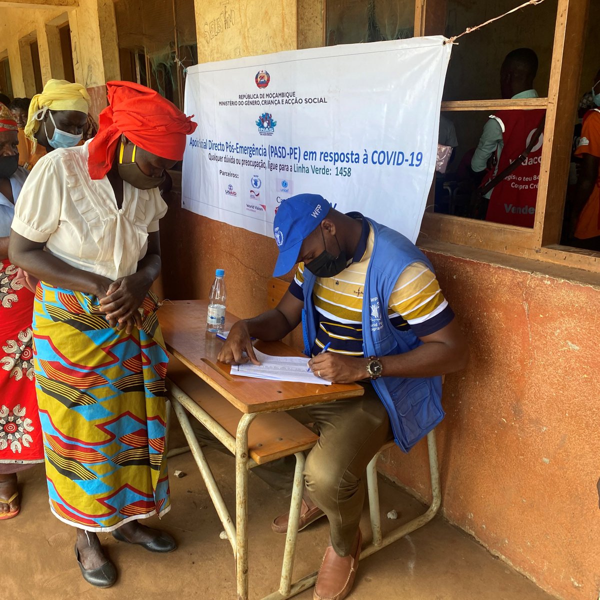 #CashTransfer in Milange. Pardina &amp; targeted households receive mobile payments through Government's Social Protection Programme PASD-PE #COVID19 w/ UNICEF &amp; <a href="/wfp_mozambique/">WFP Mozambique</a>, to help mitigate the impacts of the pandemic. Supported by <a href="/KfW_int/">KfW</a>, <a href="/CanHCMozambique/">Canada in Mozambique, Angola, and Eswatini</a> &amp; <a href="/USAIDMozambique/">USAID Mozambique</a>