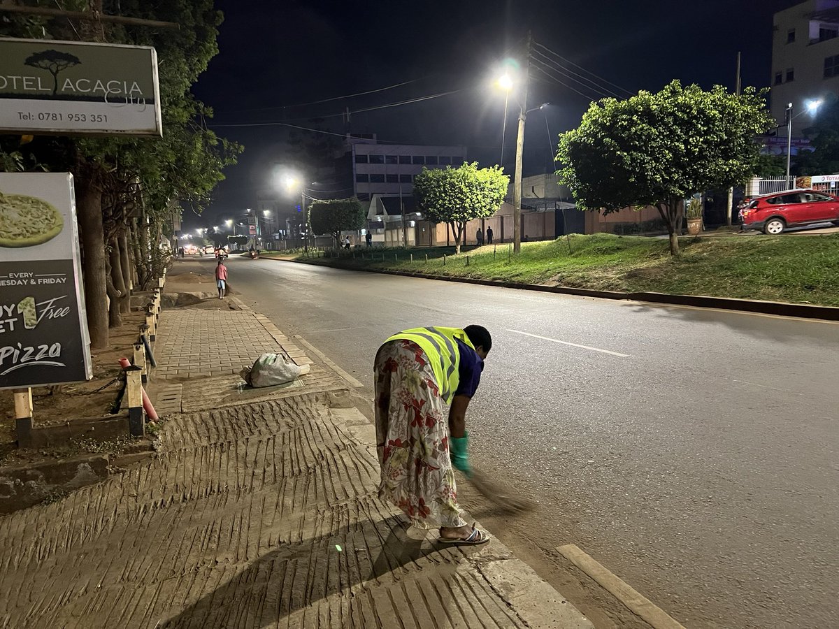 When you wake up to kampala smart and clean streets, she is one of the people doing her job right😍😍
Kudos <a href="/KCCAUG/">Kampala Capital City Authority (KCCA)</a>  <a href="/KCCAED/">Sharifah Buzeki</a>  <a href="/GovUganda/">Government of Uganda</a>