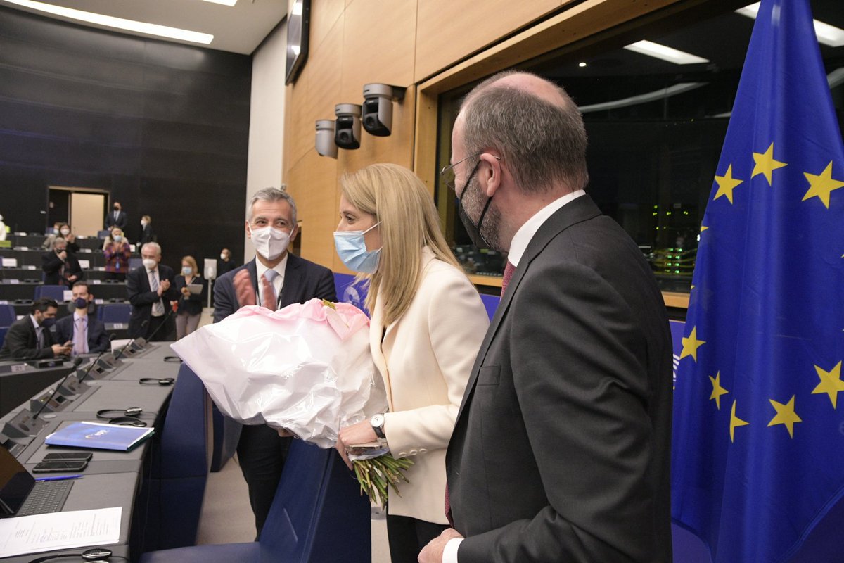 EPPGroup's tweet photo. Welcome Madam President!
The new @EP_President @RobertaMetsola joined our Group meeting!
Also, a round of applause to our newly-elected EP Vice-Presidents!
A strong team.
We are proud of all of you!
#Metsola4EU #TeamEPP https://t.co/ZjMH4JURqj