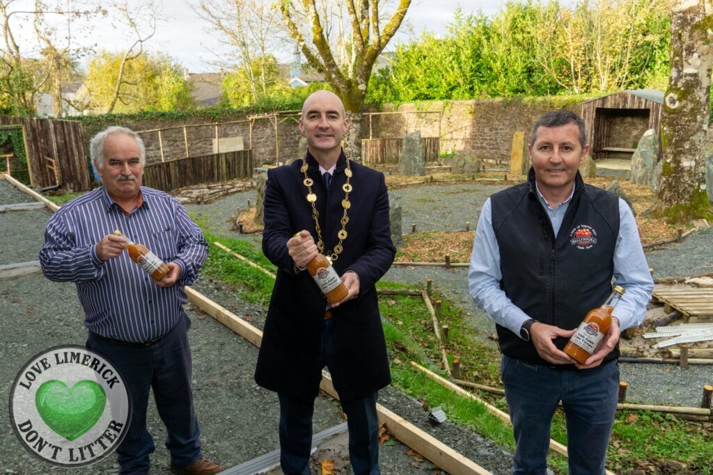 Mayor of Limerick Cllr @DanielButlerFG
and @ilovelimerick recently visited the team here at the Apple Farm🍎🍏
@richanthon #LookforLocalLimerick #LookforLocal #ShopLimerick #Limerick