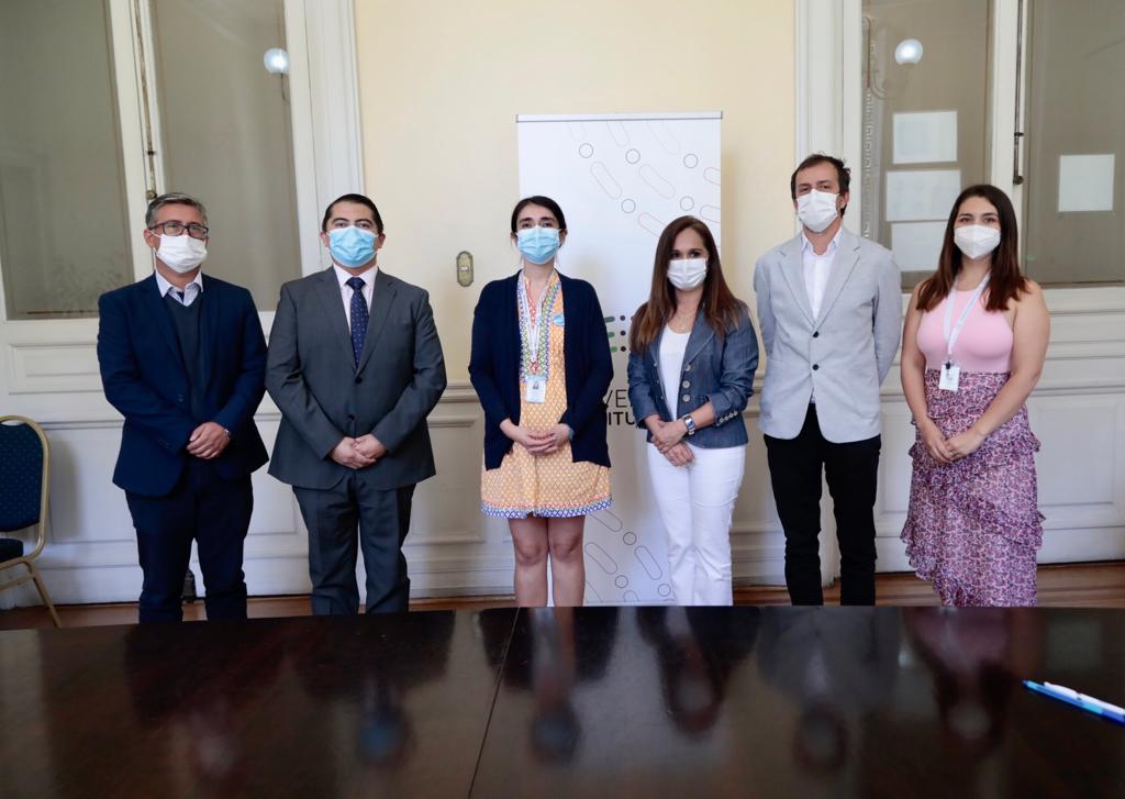 convencioncl's tweet photo. ✅ Hoy la presidenta de la #ConvenciónConstitucional María Elisa Quinteros @MEQChile recibió en audiencia  a la presidenta del @ctransparencia Gloria de la Fuente @gdelafue, para abordar temas relativos a la transparencia y otros. 

#ConvenciónConstitucional https://t.co/wB2aSHxTut
