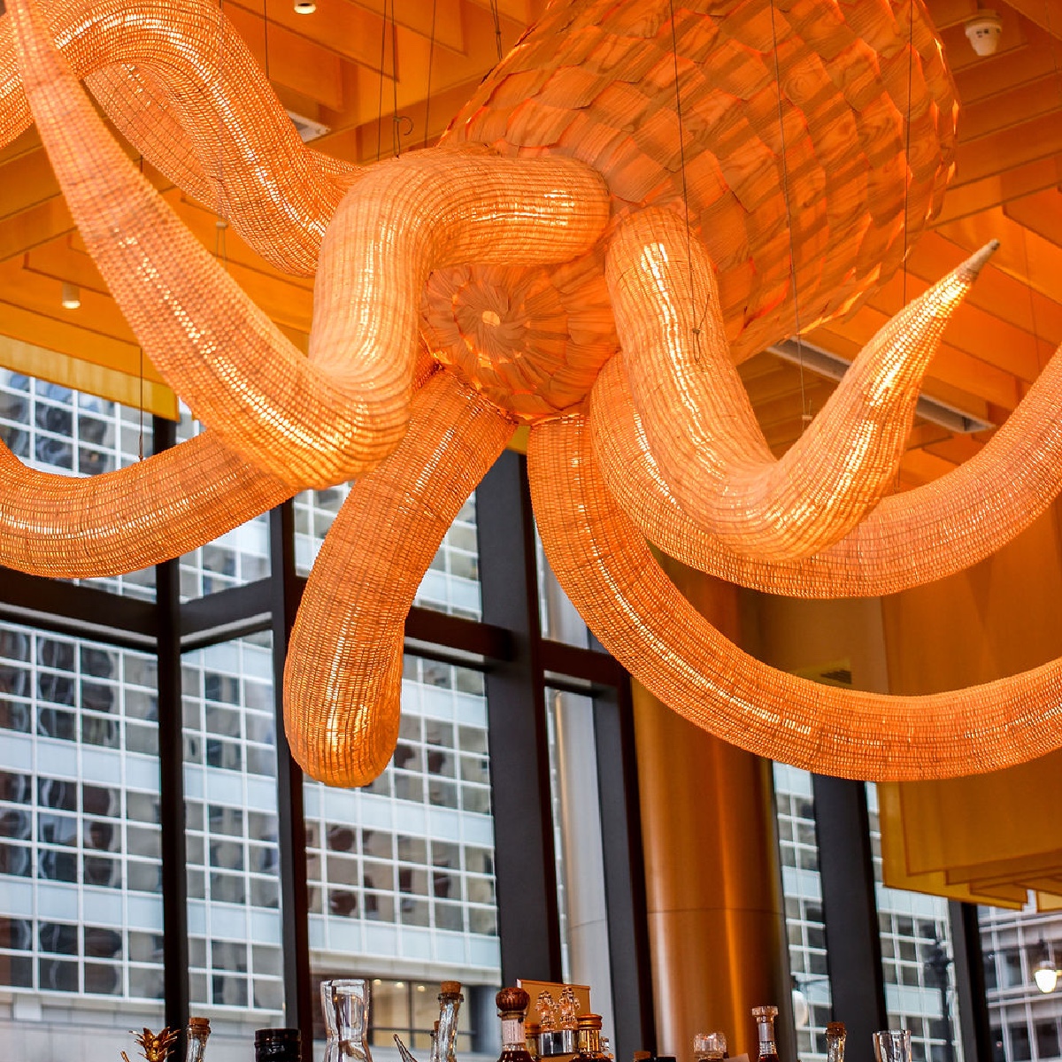 ☀️ 🐙 A bright spot to cure your winter blues, #BarMar by <a href="/chefjoseandres/">Chef José Andrés 🕊️🥘🍳</a> transports you to a seaside escape. Book your spot: fal.cn/3lqnT.