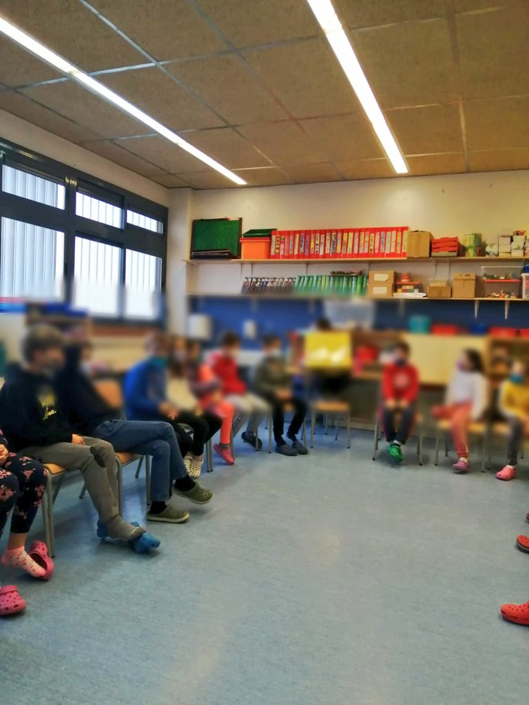 EscolaOlivera's tweet photo. Els nens i nenes de #3r #comunitatdemitjanesimitjans vam fer ahir un Cercle restauratiu #ERG d'inici del Projecte #plaNET on hem reflexionat sobre la contaminació del nostre planeta 🌍🌊🍃🌿♻️ #projecteescola @AMPA_OLIVERA @EscolaOlivera https://t.co/C5RtJGLNdg
