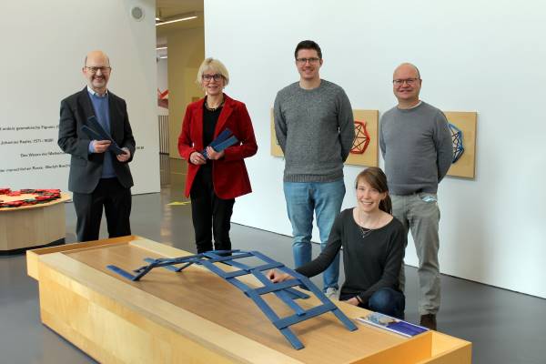 mittelhessen's tweet photo. Durch die Kooperation mit dem @Mathematikum haben SchülerInnen der Johannes-Gutenberg-Schule Ehringhausen die Möglichkeit ihre Faszination für die Mathematik zu wecken.
Hier geht es zum Beitrag: https://t.co/GsWzCgbwqb
#Mathematikum #gießen #mittelhessen https://t.co/Rx1LAoC1um