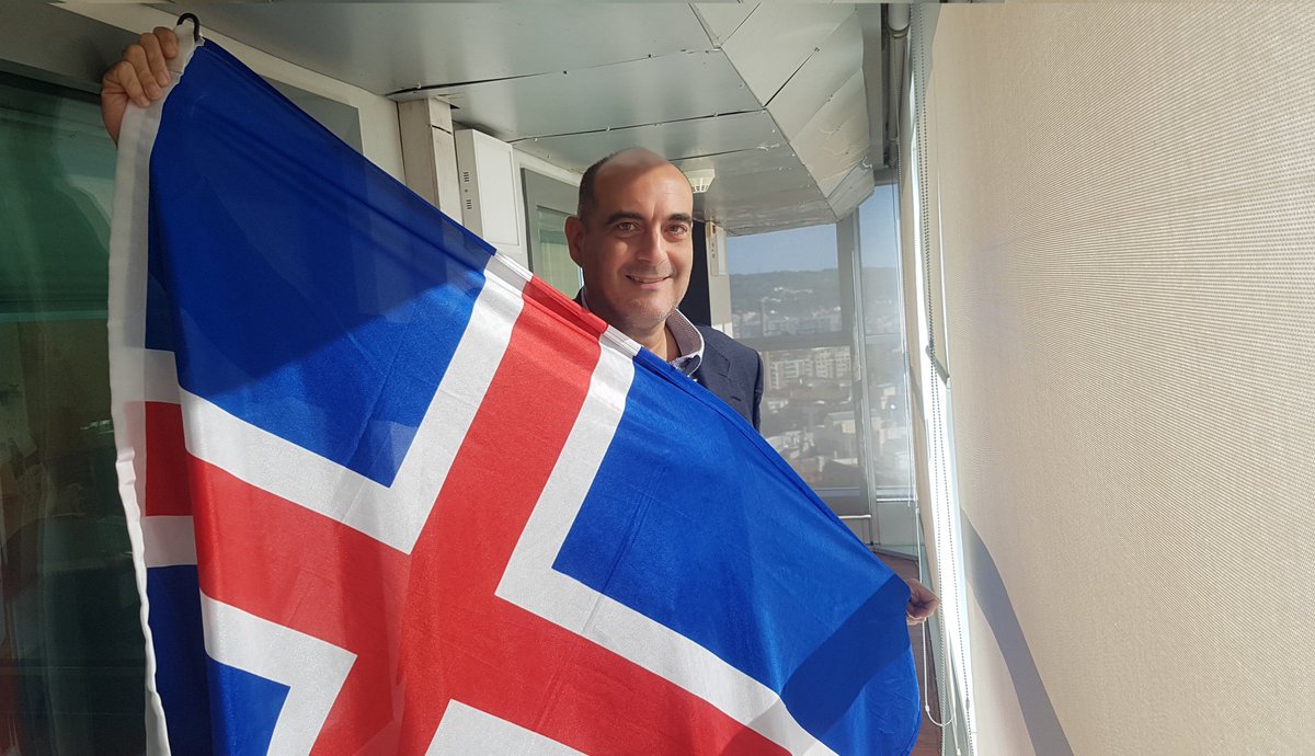 islandiarac1's tweet photo. 🇮🇸 Si són les 7, això és @islandiarac1!

Avui:  
✉️ @xavierbosch. 
📗 “Quédate más tiempo”, de David Viñas Piquer. 
🗨️ La frase “Quina mandra” vista per @bonetjoana. 
🎨 Cançons que citen colors. 

📻 https://t.co/cCPBwLXiSx https://t.co/7TpeEOe0XN