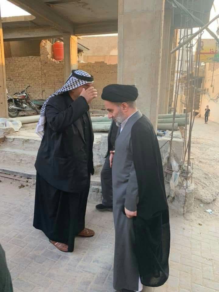 هذا الرجل لاهو ولا اخيه ولا ابيه الطاهر العلم ُ سيد الشيعة علما واخلاقا ،يمتلك متر واحد في العراق
ولايمتلك الا سيارة هرمه ويتجول بين الناس بلا حمايات كجده الحسين فعلا وقولا وعملا 
لم ولن يتدخل يوما لا بتشكيل حكومة سابقة او حاليه ولا بأختيار احد الى منصب منذ بداية العملية السياسية